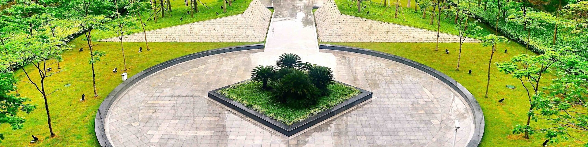 Amazing high angle view from Shenzhen Museum (深圳博物館), it’s a multifunctional modern museum next to Shenzhen Civic Center in Shenzhen, Guangdong province, China. It’s free and rarely in China.
#China #Shenzhen #square #perspectives
