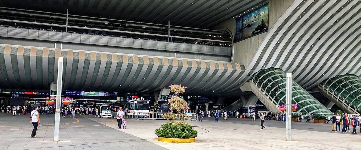 The forecourt of the Shenzhen North (Bei) Station 深圳北站