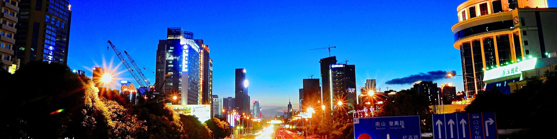 Shenzhen is a youth city and was established as China's first special economic zone in 1980. Shen Nan Road (深南大道) is the major road in Shenzhen and it connects from east to west, links to city centre, Civic Centre and many popular tourist sites.
#China #Shenzhen #Futian #OnTheRoad #LongExposure