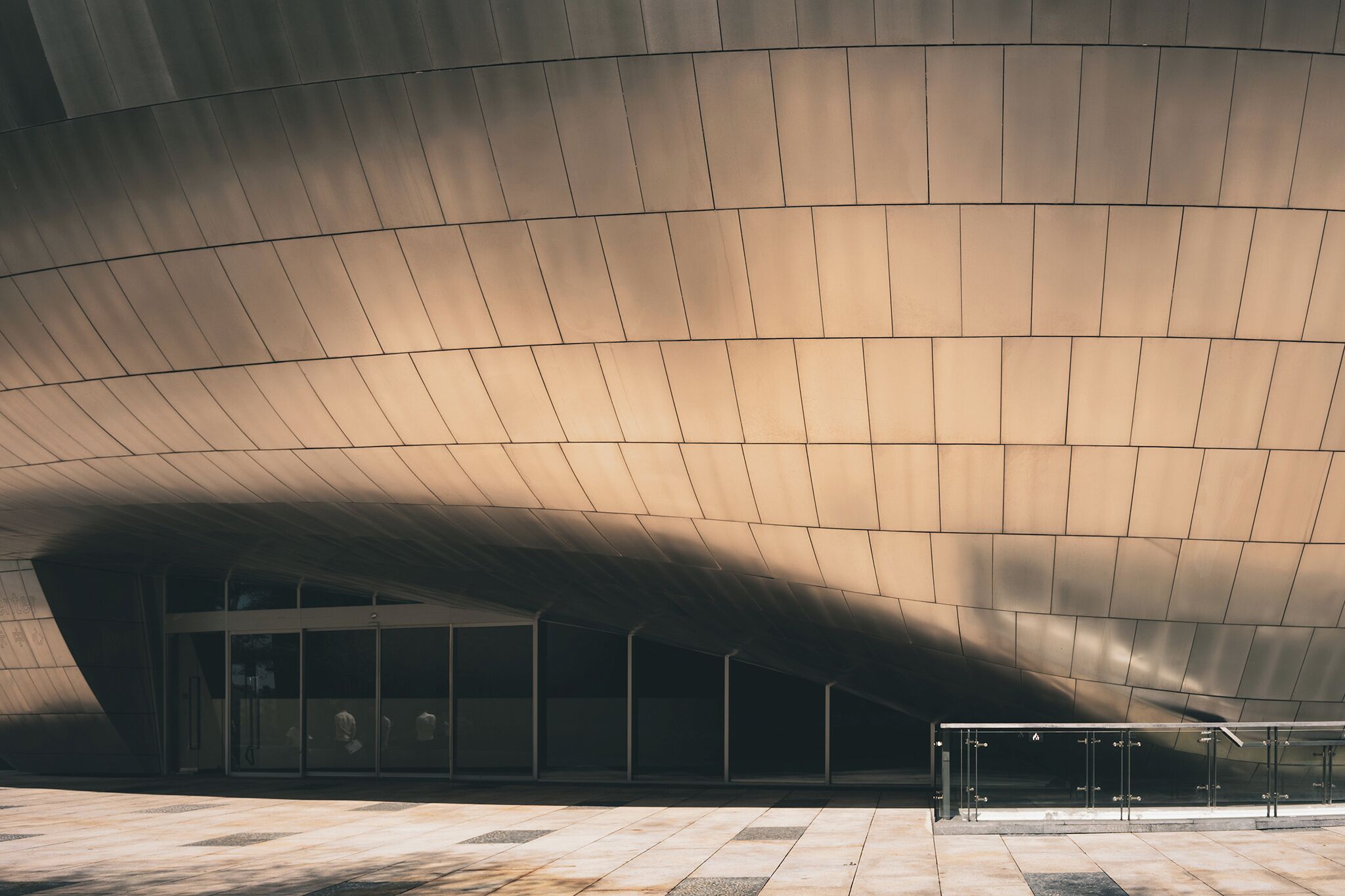 This OCT Creative Exhibition Center is Shenzhen’s first high-end commercial and cultural creative exhibition center. Its construction was inspired by water droplets and pebbles, symbolizing the ocean and a natural round shape with flowing spatial design and a variable texture.