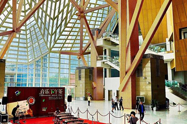 Shenzhen Concert Hall (深圳音樂廳) is one of the most important symbolic cultural architectures in Shenzhen, Guangdong, China. It’s designed by Arata Isozaki, a famous Japanese avant-grade architect, and the most impressive thing inside is the #Golden Tree Foyer.
#Shenzhen #China #ConcertHall #architecture