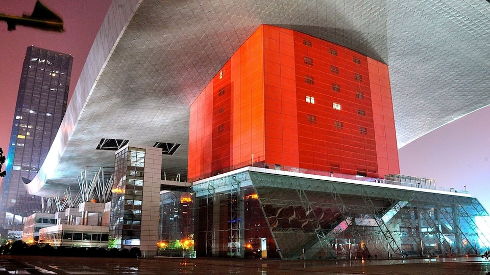 Shenzhen Civic Center (深圳市民中心) is a government building of the city of Shenzhen, China.
The city hall is the most remarkable building in this area with a roof in the shape of a bird.
#China #Guangdong #Shenzhen #Asia #ShenzhenCivicCenter #CityHall #architecture #red #Chine #nightscape #TroveOnTuesday #UrbanJungle