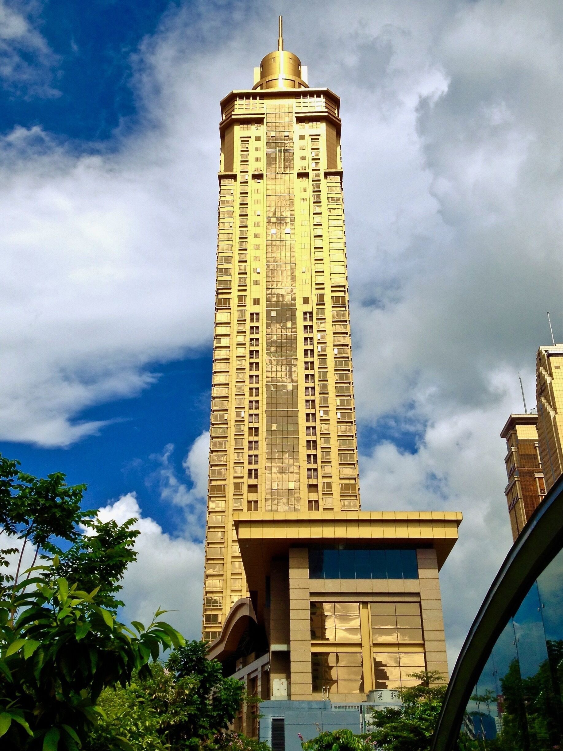 #Golden Bussiness Center (罗湖商务中心) is one of the landmark in Shenzhen, Guangdong, China. It’s combined office, hotel and convenion Centre, the golden external is its specialty.
#Shenzhen #China #architecture #skyscraper