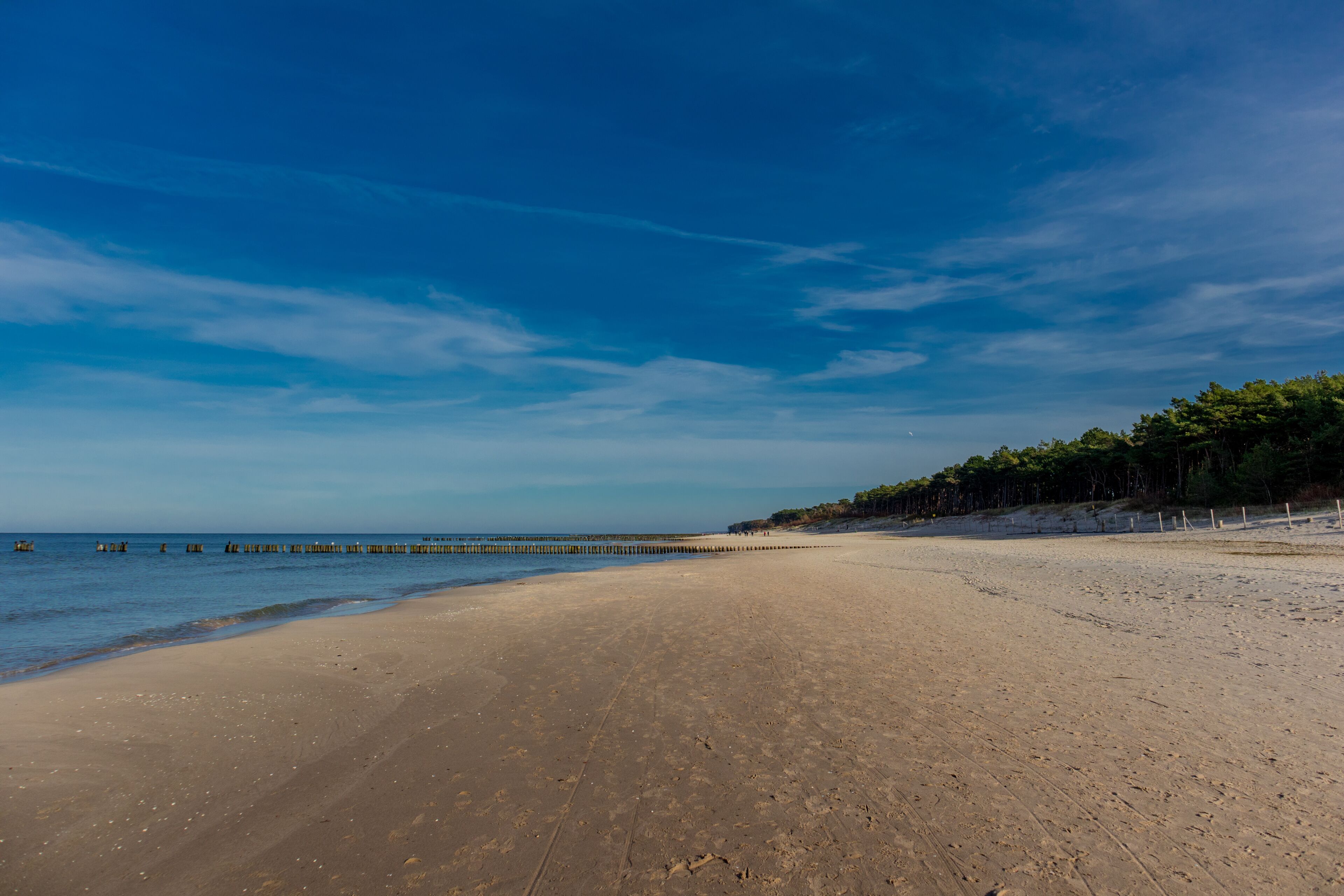 Kleiner Strandspaziergang entlang der Strandpromenade von Dzwirzyno - Polen