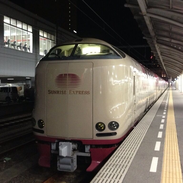 This train is a limited express sleeper issue Sunrise Seto.
A ride on this train, it is the only train from Takamatsu Station go, without having to transfer to Tokyo Station.
In addition, if you ride, just sleep, I have arrived at Tokyo Station in the morning.