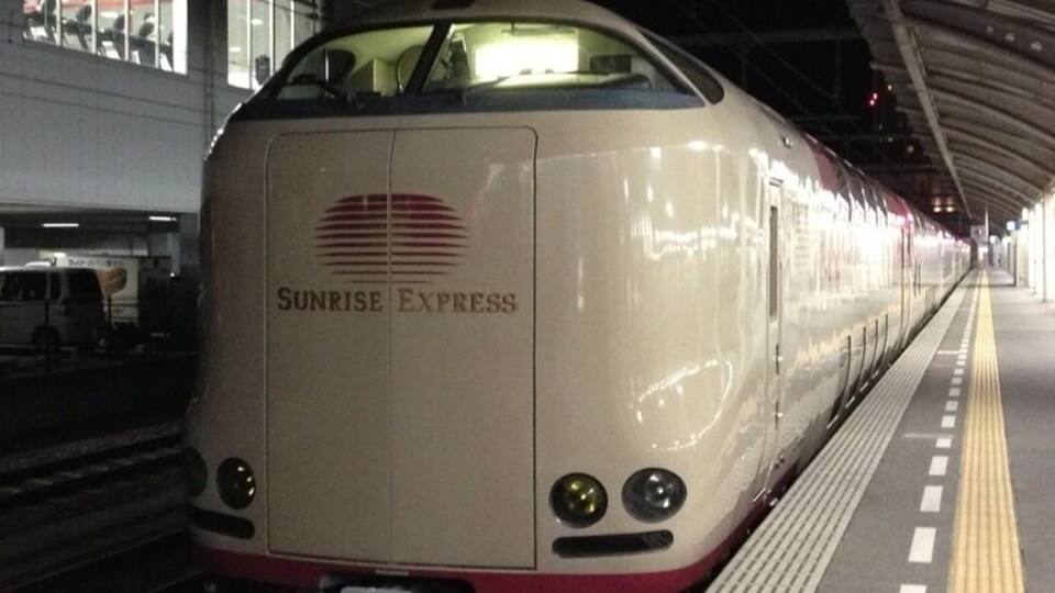 This train is a limited express sleeper issue Sunrise Seto.
A ride on this train, it is the only train from Takamatsu Station go, without having to transfer to Tokyo Station.
In addition, if you ride, just sleep, I have arrived at Tokyo Station in the morning.