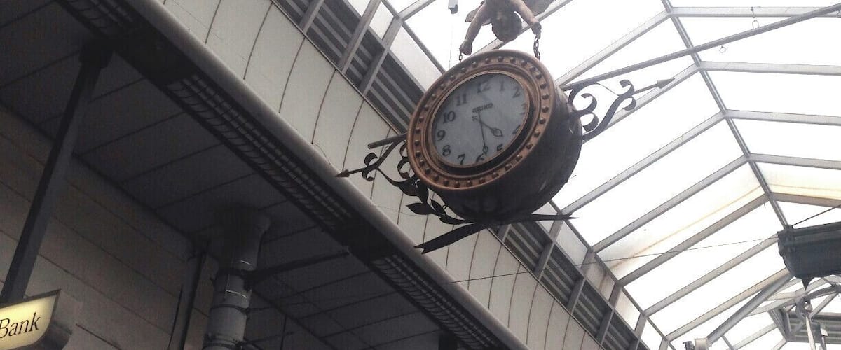 Was established from the roof of the arcade of the mall, it is a watch.
It is a design angel is like having a watch.
Some people because it uses a smartphone while walking and also watching the shops, people that way might no stop to the eye easily.