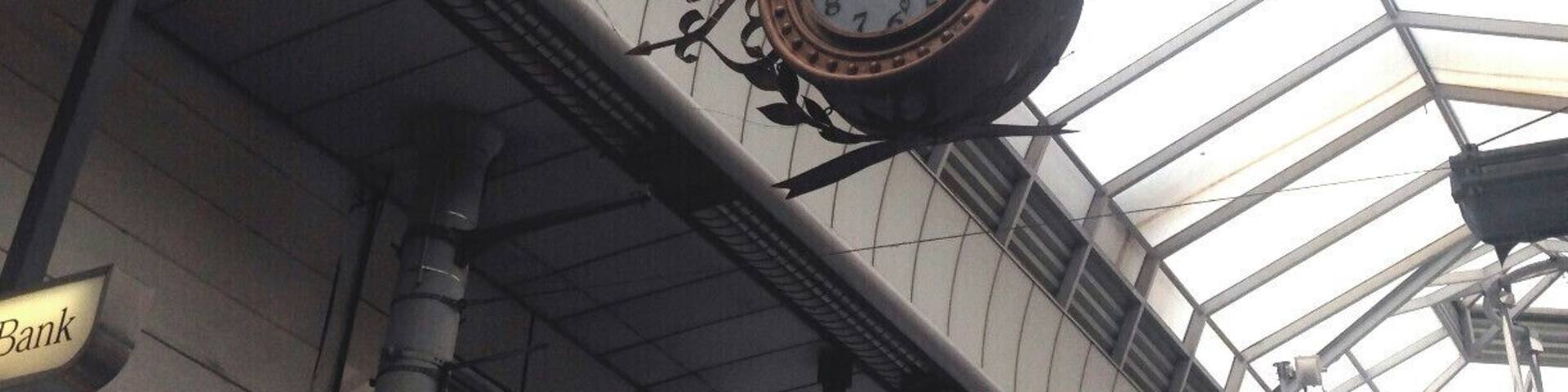Was established from the roof of the arcade of the mall, it is a watch.
It is a design angel is like having a watch.
Some people because it uses a smartphone while walking and also watching the shops, people that way might no stop to the eye easily.