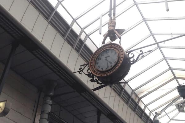 Was established from the roof of the arcade of the mall, it is a watch.
It is a design angel is like having a watch.
Some people because it uses a smartphone while walking and also watching the shops, people that way might no stop to the eye easily.