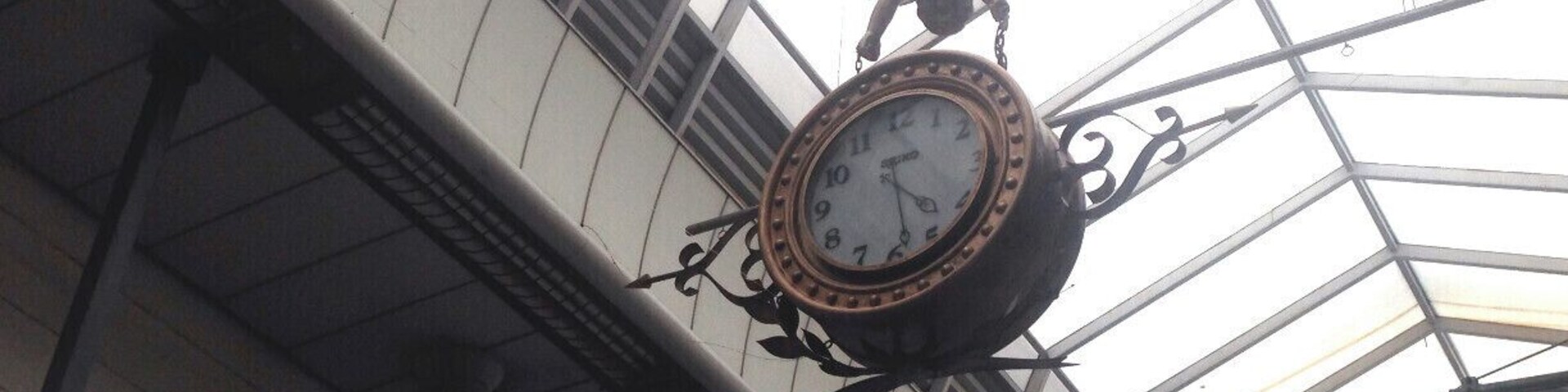 Was established from the roof of the arcade of the mall, it is a watch.
It is a design angel is like having a watch.
Some people because it uses a smartphone while walking and also watching the shops, people that way might no stop to the eye easily.