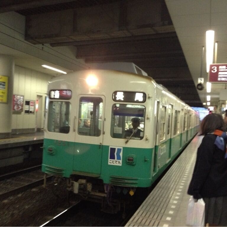 Is full of people waiting for the train in order to go home. Although they sell donuts at the station, there was a display on electronic billboards coming soon as the train, I went straight to the platform. #kotoden