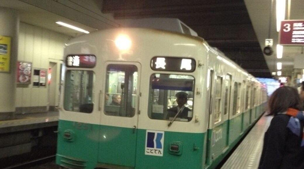 Is full of people waiting for the train in order to go home. Although they sell donuts at the station, there was a display on electronic billboards coming soon as the train, I went straight to the platform. #kotoden