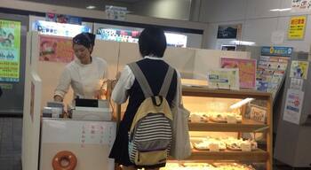 I bought a donut in the station, I was eating it. At that time, the train ride I arrived. I ran into the train while eating it.
Donut here is very delicious! I often see high school girls also are buying.