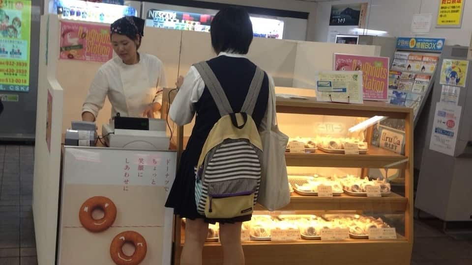 I bought a donut in the station, I was eating it. At that time, the train ride I arrived. I ran into the train while eating it.
Donut here is very delicious! I often see high school girls also are buying.