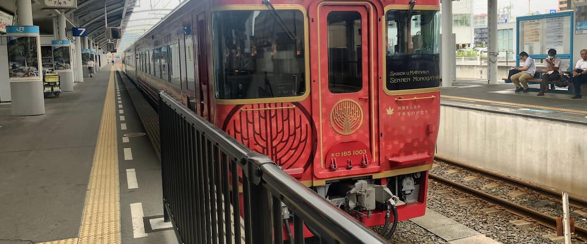 This train is a tourist train of Shikoku Railway.