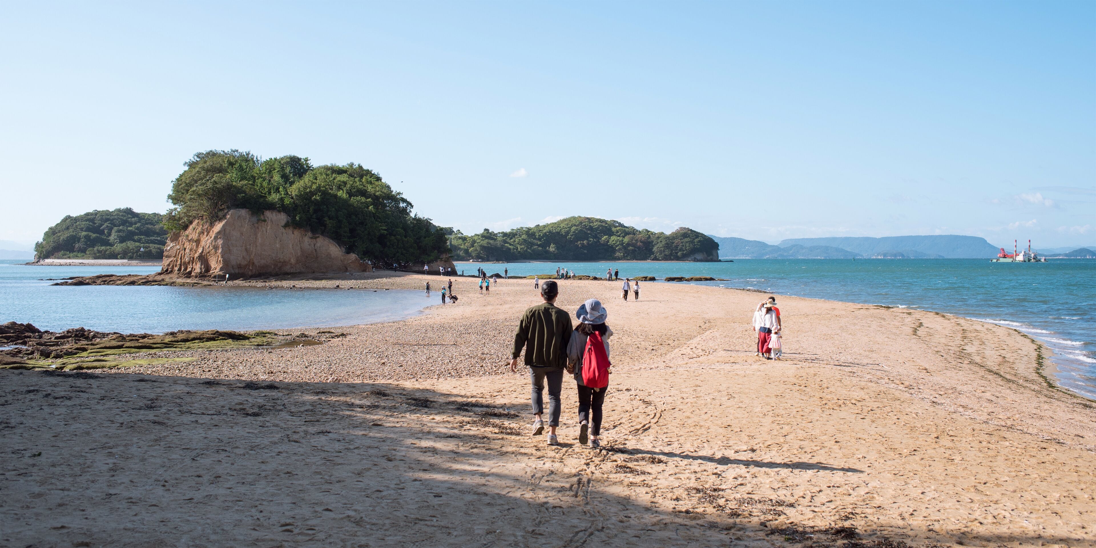 Couple walking across Angel Road in Shodoshima Island in Kagawa, Japan　エンジェルロードを渡るカップル 香川県・小豆島