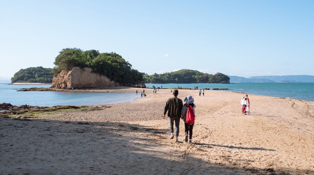 Couple walking across Angel Road in Shodoshima Island in Kagawa, Japan エンジェルロードを渡るカップル 香川県・小豆島