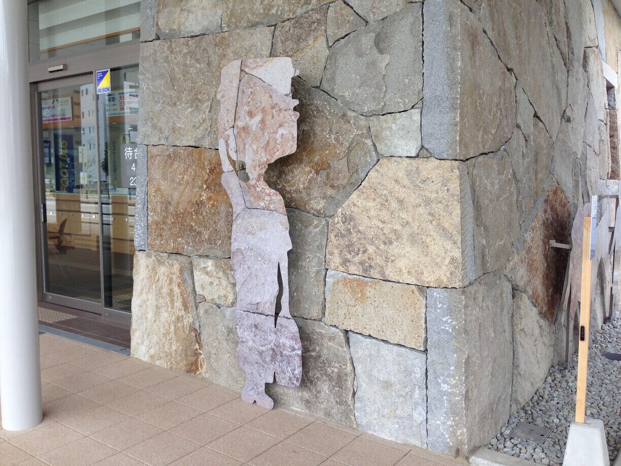 Setouchi Triennale 2013.
No.144
Artist name : Jun Homma [Japan]
Title : Waiting for

Have been installed Takamatsu Station, Takamatsu station Express Bus Terminal, this work is good work and name.
This wonder is made ​​of stone? I could not be confirmed that far.
It is a good attempt to be able to enjoy the art festival familiar.