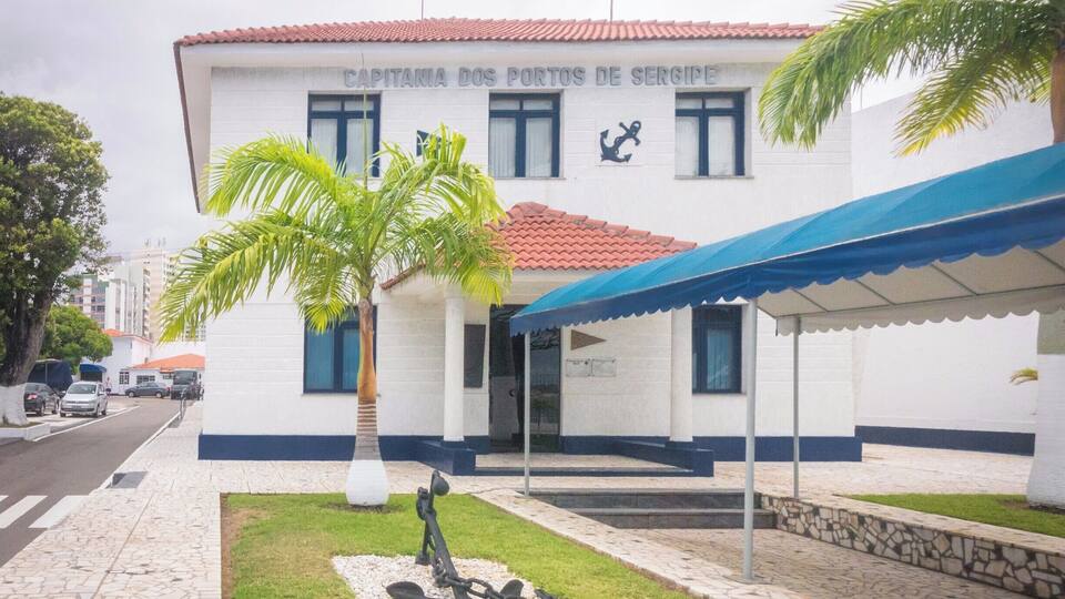 Ein Gebäude mit einem Schild, auf dem „Capitania dos Portos de Sergipe“ steht, und einer Anker-Statue davor.