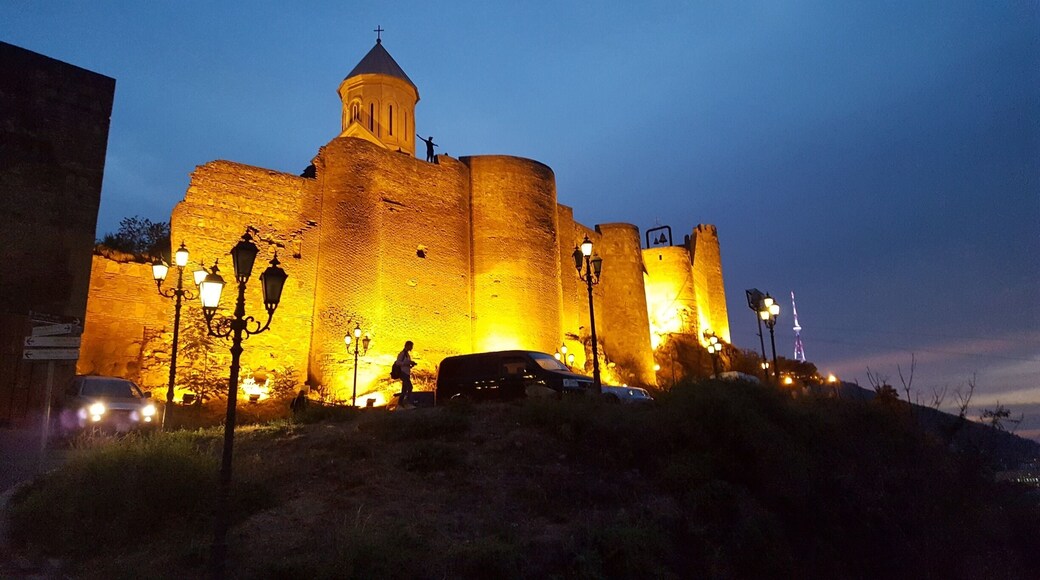 Narikala fortress a mediaval beauty. Enjoy our view of the 4th Century architecture at night. The Narikala Fortress is a beautiful to behold. Standing tall in Tbilisi, Georgia.
#TbilisilovesYou #Tbilisi #OdonHolidays #GeorgianTours