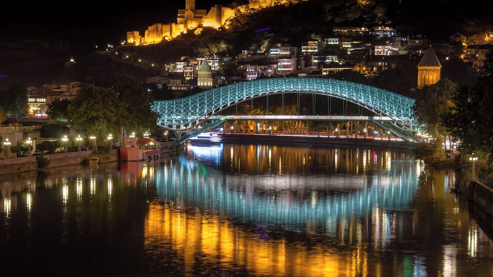 The Peace Bridge in Tbilisi gets all lit up with the rest of the old town every night.
#StunningStructures #Georgia #tbilisi #Architecture