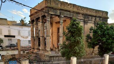 Temple of Hercules\”Minerva”
Tebessa, Algeria
3rd Century CE
9 m. in Height
The temple of tebessa was Corinthian , four columns on its principal face; It is tetrastyle, but also prostyle, with truncated pyramid columns engaged in the walls of the sanctuary; It was 4 meters high above the outer level; It was reached by a staircase of twenty steps. Length of 15 meters by 9 in width and 9 in height, its interior ornamentation is of the simplest; The outer frieze, on the contrary, is richly ornamented.
The pilasters are decorated with the heads of rams and bulls with their strips of sacrifice. Seen from the front, eagles with open wings, holding in their claws two serpents, adorn those of greater dimensions; These eagles were taken for owls, birds of Minerva, who gave him his denomination.
To these motifs are added horns of abundance; We see a head of ocean in the middle of a basket of fruit. Would there be a sloping roof, or a series of statues erected along the ridge.
#History