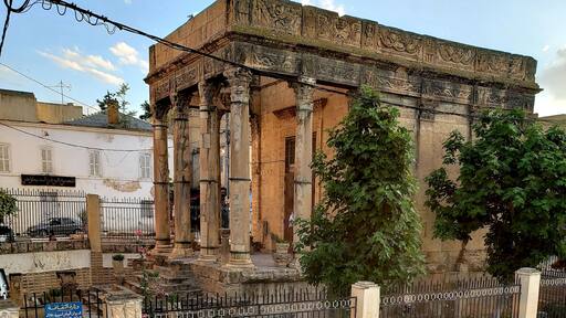 Temple of Hercules\âMinervaâ
Tebessa, Algeria
3rd Century CE
9 m. in Height
The temple of tebessa was Corinthian , four columns on its principal face; It is tetrastyle, but also prostyle, with truncated pyramid columns engaged in the walls of the sanctuary; It was 4 meters high above the outer level; It was reached by a staircase of twenty steps. Length of 15 meters by 9 in width and 9 in height, its interior ornamentation is of the simplest; The outer frieze, on the contrary, is richly ornamented.
The pilasters are decorated with the heads of rams and bulls with their strips of sacrifice. Seen from the front, eagles with open wings, holding in their claws two serpents, adorn those of greater dimensions; These eagles were taken for owls, birds of Minerva, who gave him his denomination.
To these motifs are added horns of abundance; We see a head of ocean in the middle of a basket of fruit. Would there be a sloping roof, or a series of statues erected along the ridge.
#History
