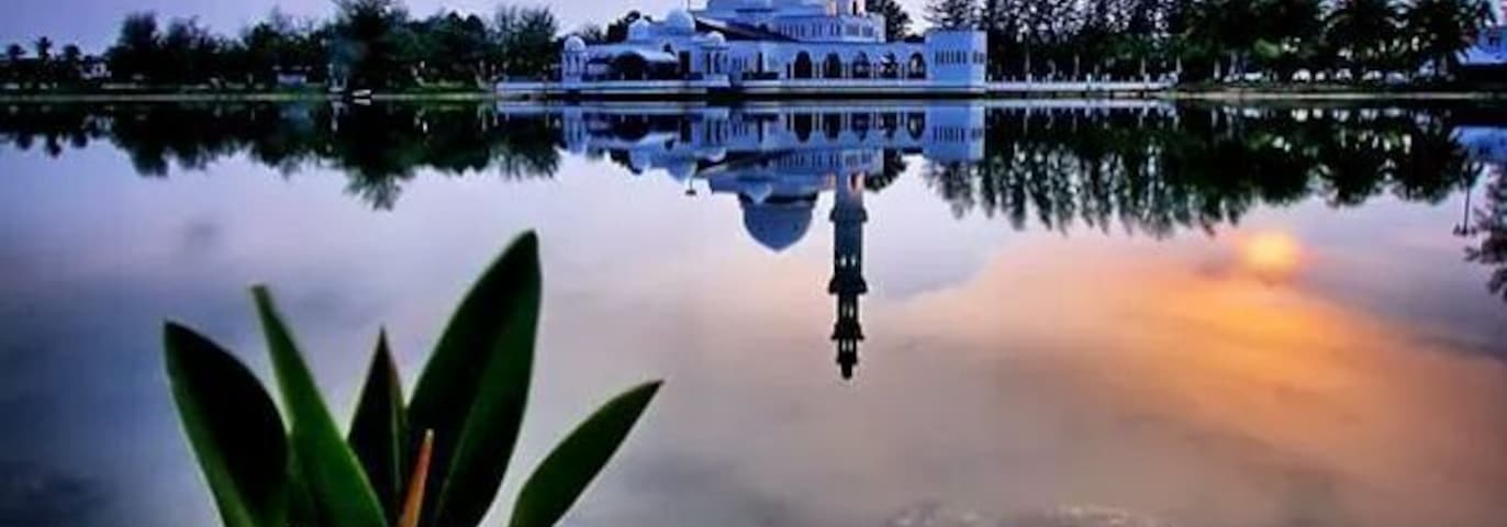 Everyone had the same expression when I told them I was going to take a 9-hr bus ride from Penang to Kuala Terengganu to photograph mosques - a VERY confused look, since there's nothing else really to do here. Hope this answered their doubts! This is known as the first floating mosque (masjid terapung) in Malaysia and can accommodate up to 2000 attendees at a time.