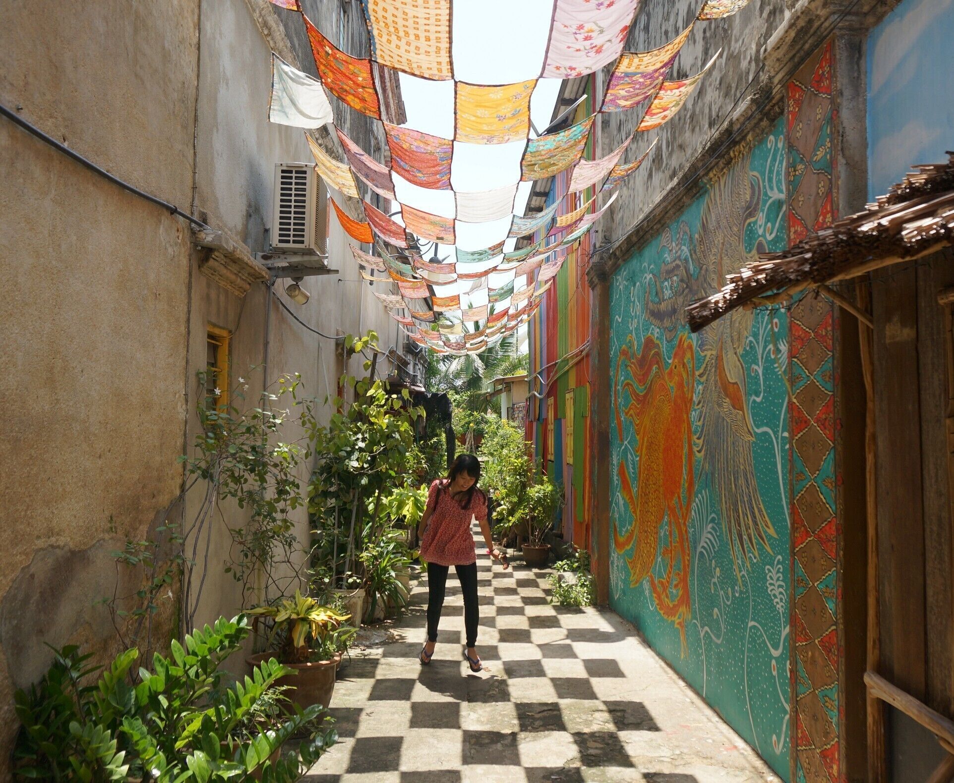 Thematic back alleys in Terengganu China Town is an effort from the state government to boost tourism in the town. Strolling leisurely around, you'll often find beautiful mural arts and floor mosaics hidden in little alleys.

Many buildings in this little town have undergone restoration without destroying it's pre-colonial heritage value. Did you know that these buildings have been declared as a heritage site by UNESCO World Monument Watch Program? 

#lifeatexpedia #my2016
