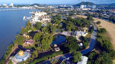 Vista aérea de una ciudad costera con una iglesia destacada, un puente y un río.