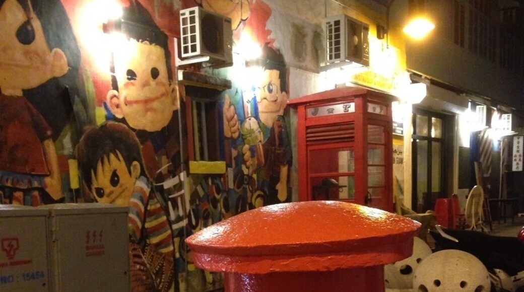 Enjoy great cup of handcrafted coffee here. Take your coffee outside if you want it al fresco.