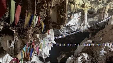 This cave isn‘t very well known but has very beautiful stalactites and a small lake. It also serves as a religious place for buddhists.