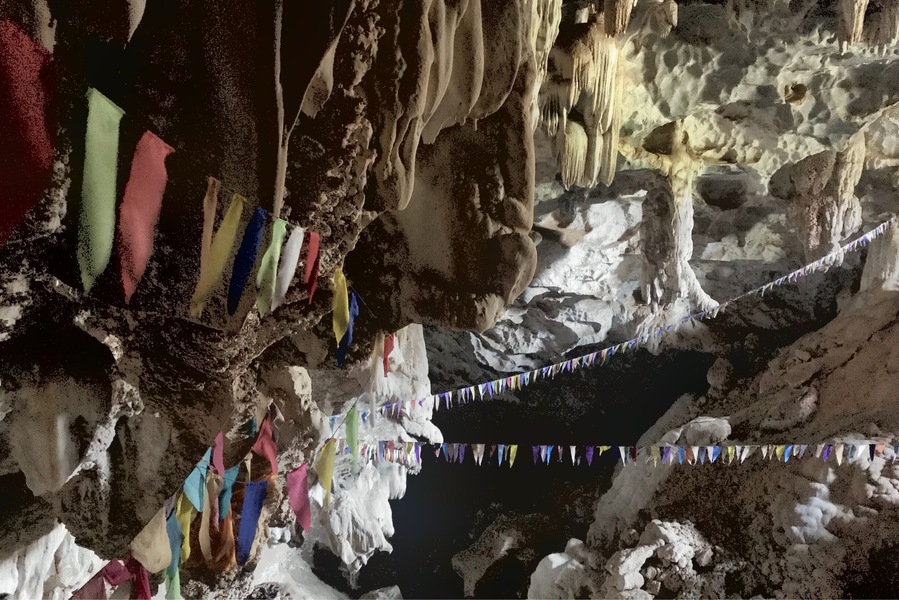 This cave isn‘t very well known but has very beautiful stalactites and a small lake. It also serves as a religious place for buddhists.