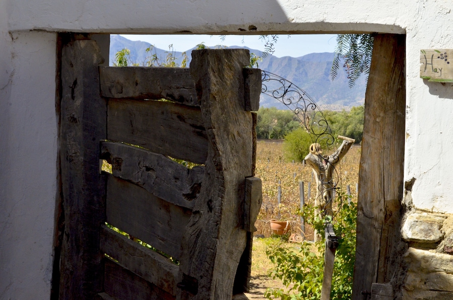 Una rústica puerta de madera con un cartel que dice