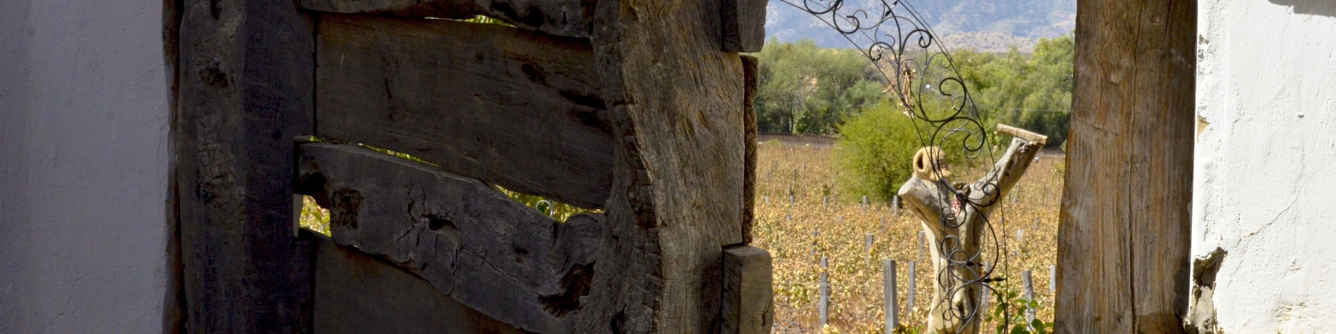 Una rústica puerta de madera con un cartel que dice