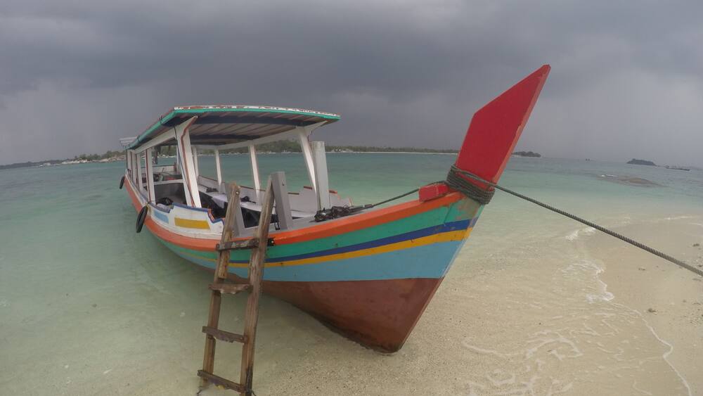 Avete mai provato a nuotare in mare quando piove? E' come immergersi in una vasca calda quando l'acqua par perdere la sua forma.
In questa foto riporto di Belitung, un'isola in Indonesia, dove il turismo occidentale non ha ancora approdato, che mantiene autentica la cucina locale. Giusto per dire, ho affittato per un'intera giornata la long boat in foto a soli 20 euro (incluso di pilota).