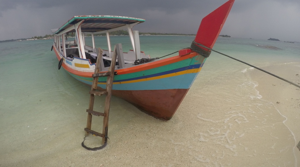 Avete mai provato a nuotare in mare quando piove? E' come immergersi in una vasca calda quando l'acqua par perdere la sua forma.
In questa foto riporto di Belitung, un'isola in Indonesia, dove il turismo occidentale non ha ancora approdato, che mantiene autentica la cucina locale. Giusto per dire, ho affittato per un'intera giornata la long boat in foto a soli 20 euro (incluso di pilota).