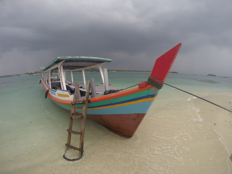 Avete mai provato a nuotare in mare quando piove? E' come immergersi in una vasca calda quando l'acqua par perdere la sua forma.
In questa foto riporto di Belitung, un'isola in Indonesia, dove il turismo occidentale non ha ancora approdato, che mantiene autentica la cucina locale. Giusto per dire, ho affittato per un'intera giornata la long boat in foto a soli 20 euro (incluso di pilota).