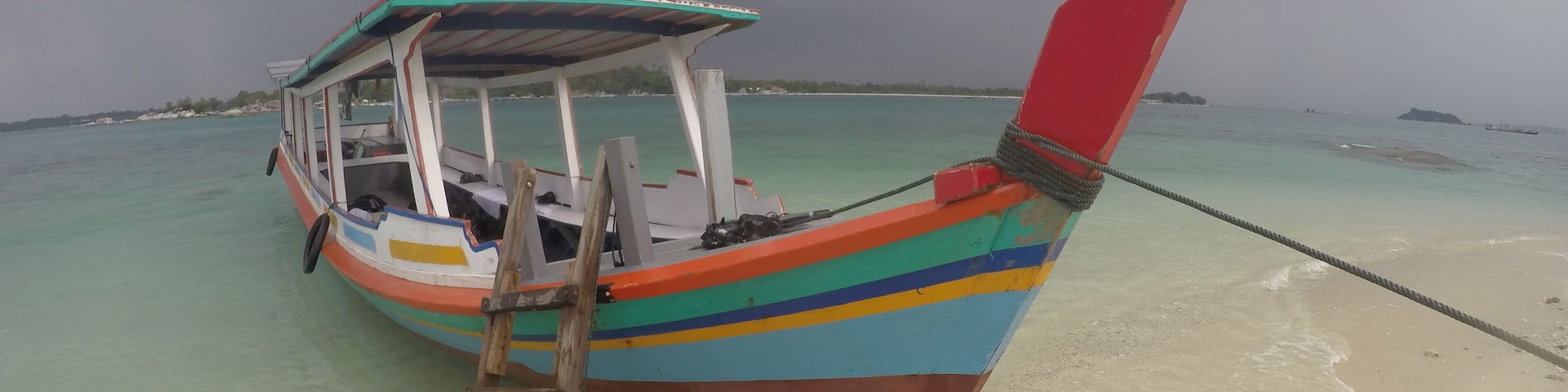 Avete mai provato a nuotare in mare quando piove? E' come immergersi in una vasca calda quando l'acqua par perdere la sua forma.
In questa foto riporto di Belitung, un'isola in Indonesia, dove il turismo occidentale non ha ancora approdato, che mantiene autentica la cucina locale. Giusto per dire, ho affittato per un'intera giornata la long boat in foto a soli 20 euro (incluso di pilota).