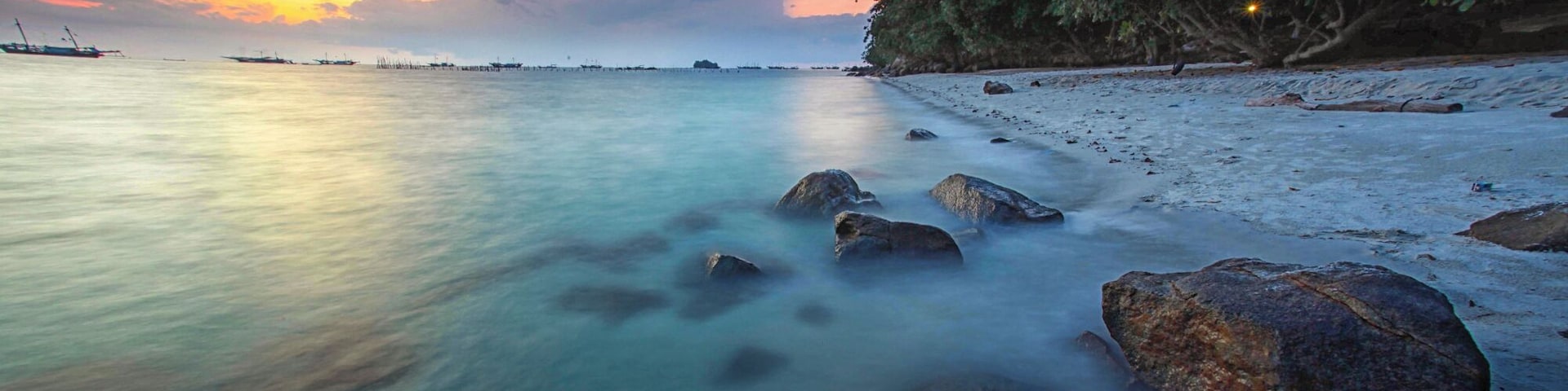 Sijuk Beach is one perfect beach for the sunset hunters. The coast is covered with the white sands and stones.
Located in the northwest of Belitung island.
#belitung #beach #sunset