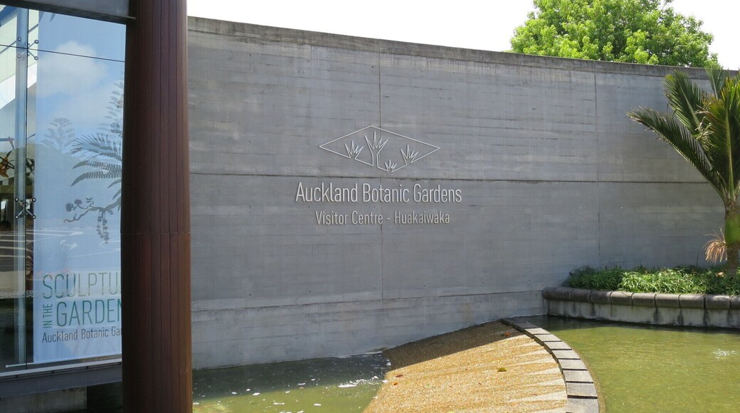 You don’t have to be a gardener yourself to appreciate the beauty of the Auckland Botanic Gardens.
With over 10,000 plants from around the world, set in different themed spaces among peaceful parklands, the gardens are simply stunning.
The gardens are covering 64 hectares (156 acres) of land, including 10 hectares of native forest. Opening to the public in 1982, the Auckland Botanic Gardens is a young garden by world standards.