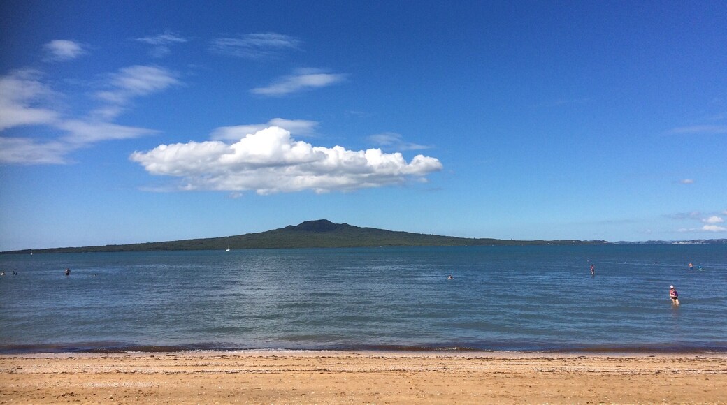 Perfect summer day.
This is a great family beach, shade, great views & when the tide is out you can almost walk to the island, so shallow!!! Go high tide if you want to swim