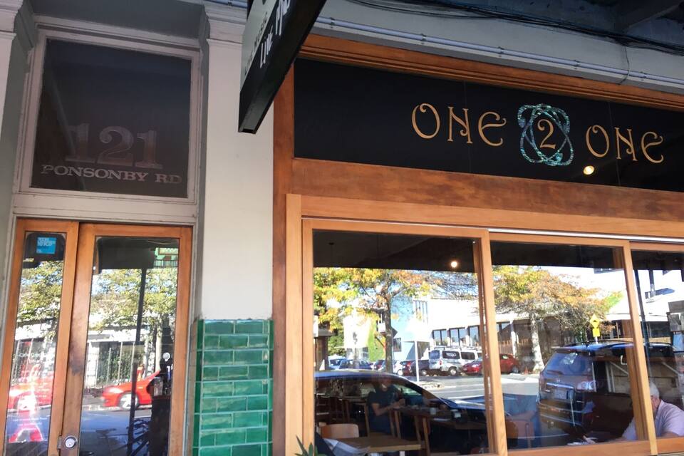Una botiga amb un rètol que diu "One 2 One" i l'adreça visible "121 Ponsoby Rd".