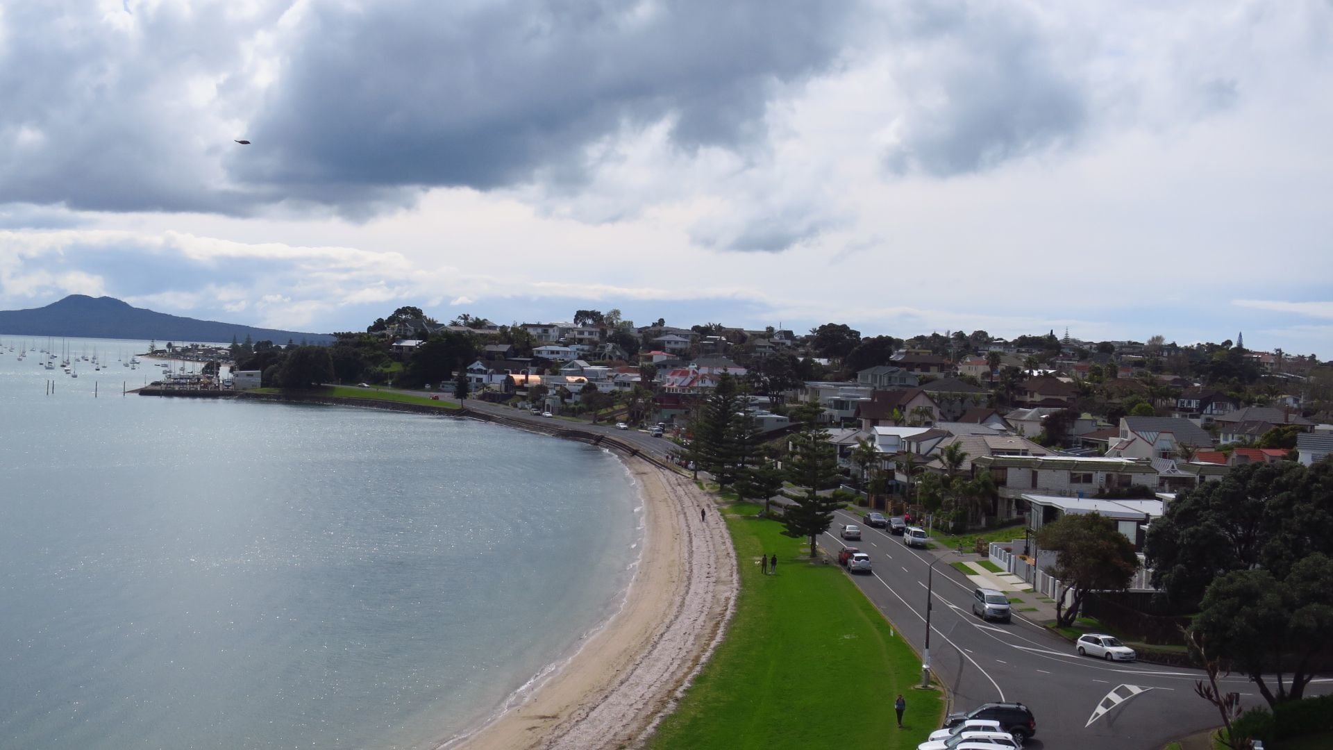 Hi NZ, Hi Auckland again after a 35 hours flight from Romania.
A short walk along the Pacific Ocean coast near Buckland Beach "recharged" our batteries.


#BeachBound