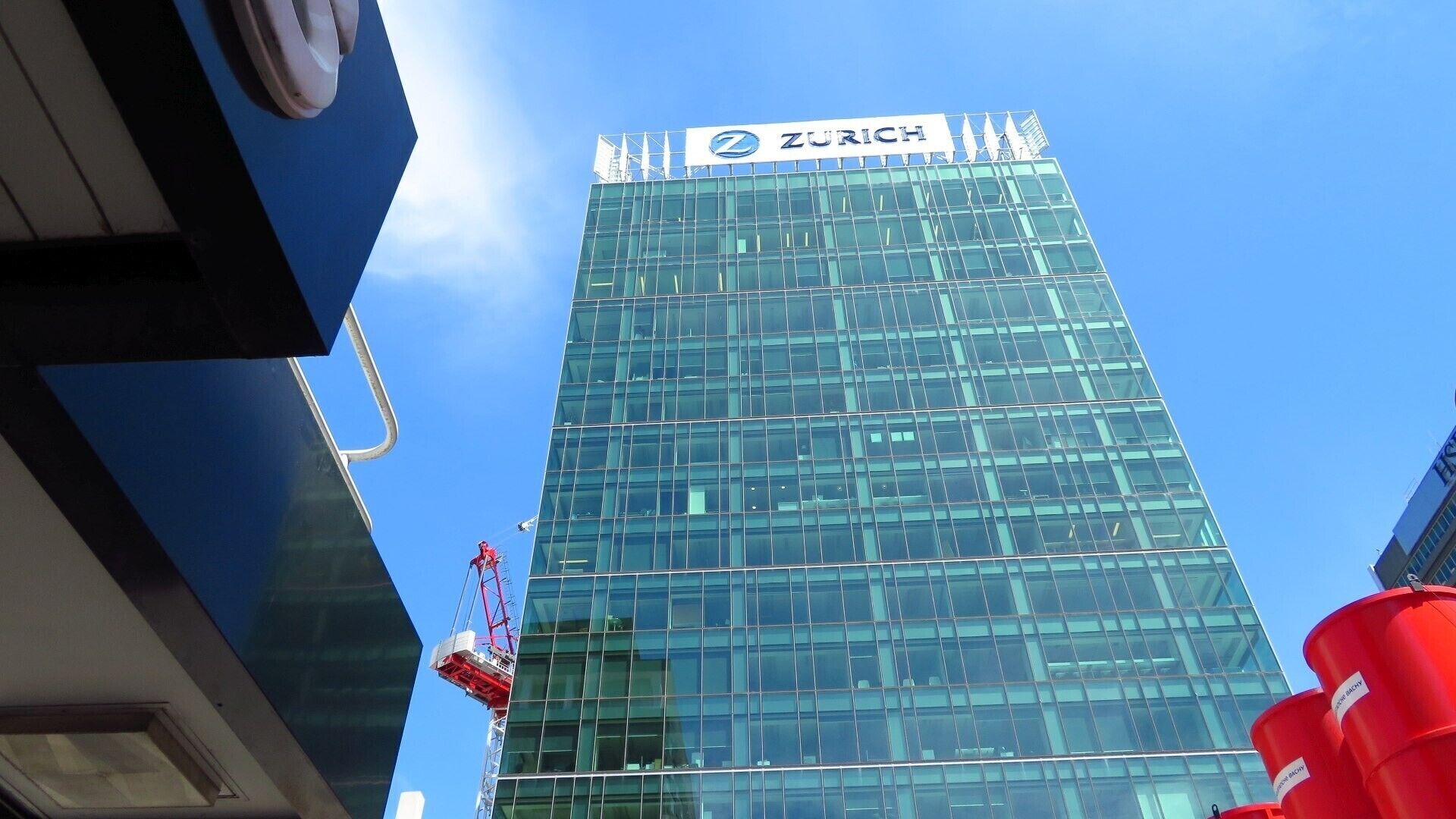 Zurich House’s top of the range contemporary office space uses energy efficient and environmentally friendly materials, achieving a 5-Star Green star rating for environmental sustainability. Across the road from Britomart Transport Centre on 21 Queen Street, the building stands in one of the most desirable city blocks in the Auckland CBD (Central Business District) and features a spacious two-storey entrance gallery with modern lobby café. Energy efficient glazing clads the entire façade - maximizing natural light, and all work spaces are within six metres of floor to ceiling windows.


#UrbanJungle