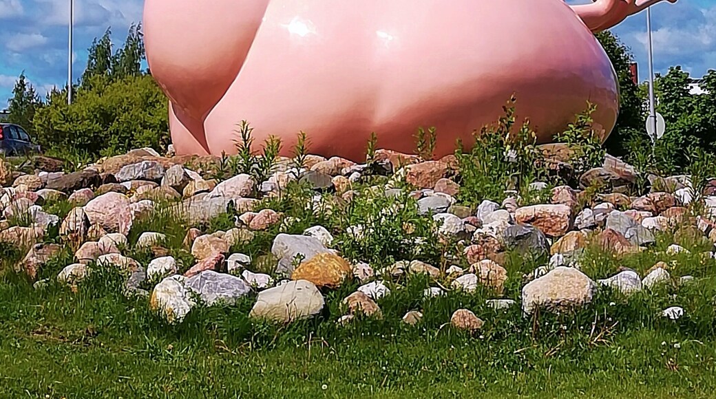 May I introduce you Posankka “Pigduck”.
Pigduck was born in 1999. Pigduck is hybridi of marzipan piglet and rubber duck. (hight 5 meter and length 7,5 meter).
In April 2019 it had the honour to be named to official cityanimal of Turku, Finland. It`s designed by Alvar Gullichsen, who is known of his pop art.