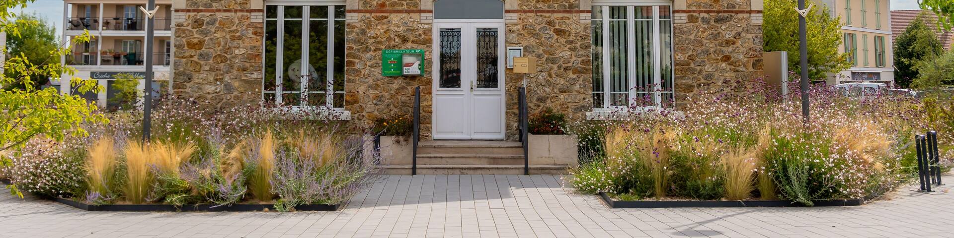 Vue extérieure de l'hôtel de ville de Toussus-le-Noble, France, commune située au sud-ouest de Paris, dans le département français des Yvelines