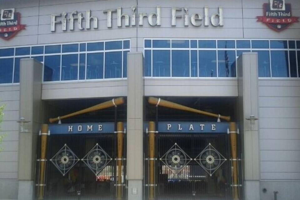 La entrada al Fifth Third Field, con los letreros 'HOME' y 'PLATE'.