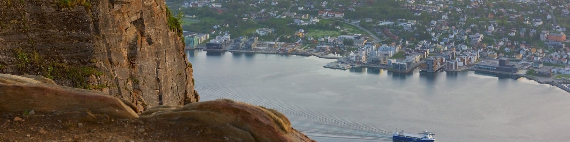 TromsÞ mettant en vedette lac ou étang, petite ville ou village et coucher de soleil