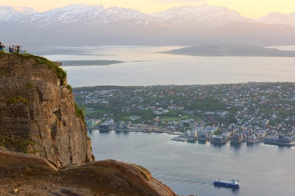 Tromsø welches beinhaltet Sonnenuntergang, Berge und See oder Wasserstelle